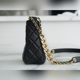 CHANEL 22P ретро-сумка в стиле хиппи Изготовлена из блестящей кож