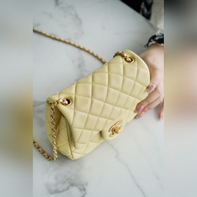 CHANEL Квадратная сумка с металлическими шариками Эта сумка, вып