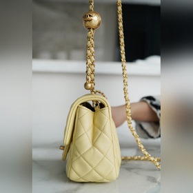 CHANEL Квадратная сумка с металлическими шариками Эта сумка, вып