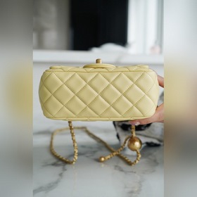 CHANEL Квадратная сумка с металлическими шариками Эта сумка, вып