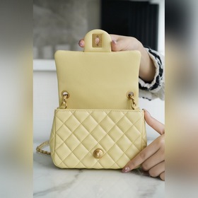 CHANEL Квадратная сумка с металлическими шариками Эта сумка, вып