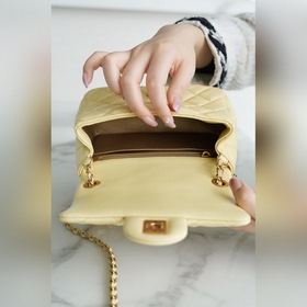 CHANEL Квадратная сумка с металлическими шариками Эта сумка, вып