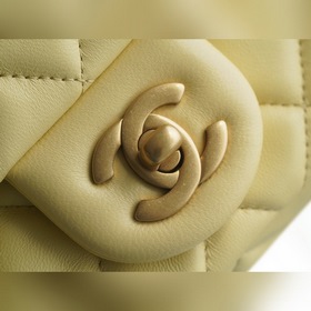 CHANEL Квадратная сумка с металлическими шариками Эта сумка, вып