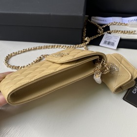CHANEL Сумка для телефона с буквой « » из кожи первого слоя с нов