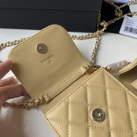 CHANEL Сумка для телефона с буквой « » из кожи первого слоя с нов