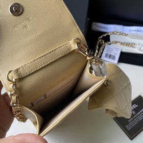 CHANEL Сумка для телефона с буквой « » из кожи первого слоя с нов