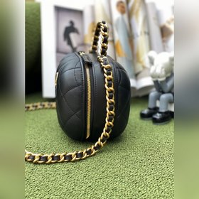 CHANEL косметичка Сумка через плечо Мне очень нравится эта малень