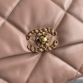 Средняя сумка Chanel сочетает в себе все классические черты подуш