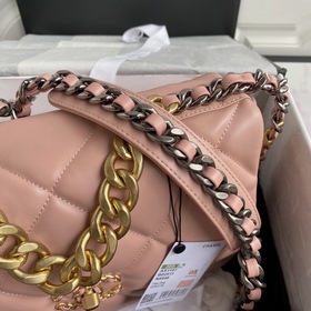 Средняя сумка Chanel сочетает в себе все классические черты подуш