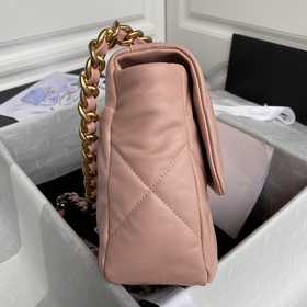 Средняя сумка Chanel сочетает в себе все классические черты подуш