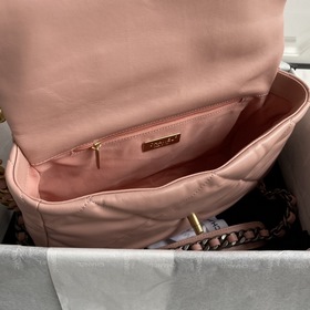 Средняя сумка Chanel сочетает в себе все классические черты подуш