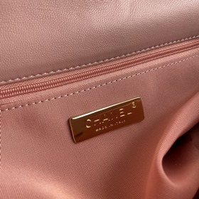 Средняя сумка Chanel сочетает в себе все классические черты подуш
