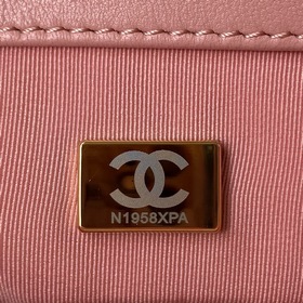 Средняя сумка Chanel сочетает в себе все классические черты подуш