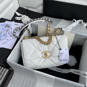 Маленькая сумка Chanel осень-зима 2019 сочетает в себе все класси