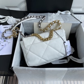 Маленькая сумка Chanel осень-зима 2019 сочетает в себе все класси