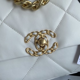 Маленькая сумка Chanel осень-зима 2019 сочетает в себе все класси