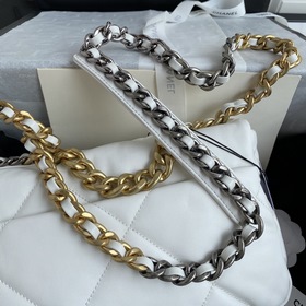 Маленькая сумка Chanel осень-зима 2019 сочетает в себе все класси