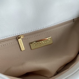Маленькая сумка Chanel осень-зима 2019 сочетает в себе все класси