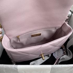 Маленькая сумка Chanel осень-зима 2019 сочетает в себе все класси