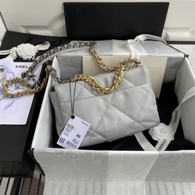 Маленькая сумка Chanel осень-зима 2019 сочетает в себе все класси