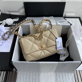 Маленькая сумка Chanel осень-зима 2019 сочетает в себе все класси