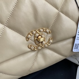 Маленькая сумка Chanel осень-зима 2019 сочетает в себе все класси