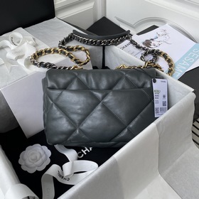 Маленькая сумка Chanel осень-зима 2019 сочетает в себе все класси
