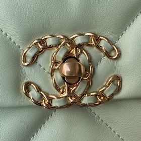 Маленькая сумка Chanel осень-зима 2019 сочетает в себе все класси