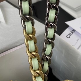 Маленькая сумка Chanel осень-зима 2019 сочетает в себе все класси