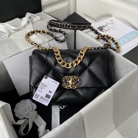 Маленькая сумка Chanel осень-зима 2019 сочетает в себе все класси