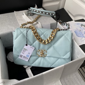 Средняя сумка Chanel сочетает в себе все классические черты подуш