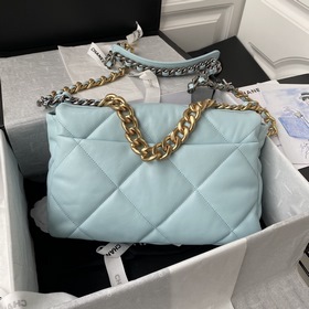 Средняя сумка Chanel сочетает в себе все классические черты подуш