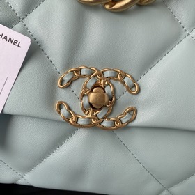 Средняя сумка Chanel сочетает в себе все классические черты подуш