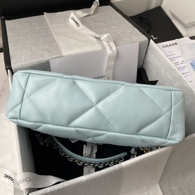Средняя сумка Chanel сочетает в себе все классические черты подуш