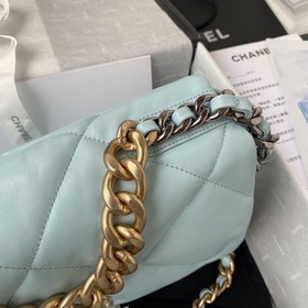 Средняя сумка Chanel сочетает в себе все классические черты подуш