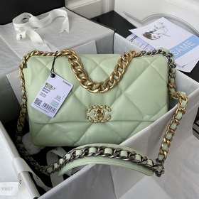 Средняя сумка Chanel сочетает в себе все классические черты подуш