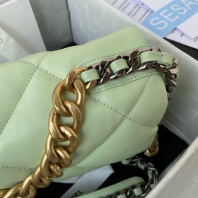 Средняя сумка Chanel сочетает в себе все классические черты подуш