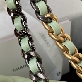 Средняя сумка Chanel сочетает в себе все классические черты подуш