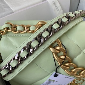 Средняя сумка Chanel сочетает в себе все классические черты подуш