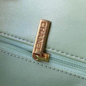 Средняя сумка Chanel сочетает в себе все классические черты подуш