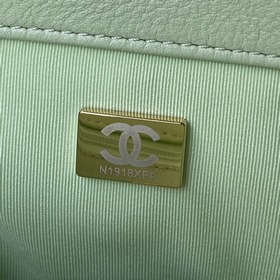 Средняя сумка Chanel сочетает в себе все классические черты подуш