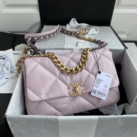 Средняя сумка Chanel сочетает в себе все классические черты подуш
