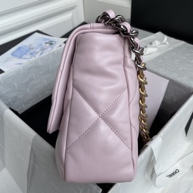 Средняя сумка Chanel сочетает в себе все классические черты подуш