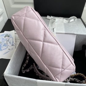 Средняя сумка Chanel сочетает в себе все классические черты подуш
