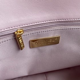 Средняя сумка Chanel сочетает в себе все классические черты подуш