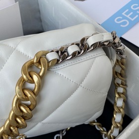 Средняя сумка Chanel сочетает в себе все классические черты подуш