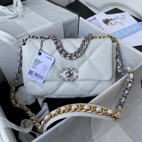 Chanel осень-зима 19. Сумка, сочетающая в себе все классические ч