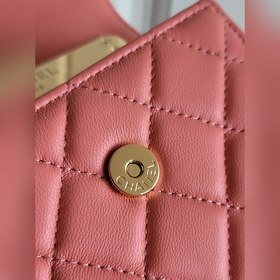 CHANEL 22a маленькая сумка с бледно-золотой застежкой Кожа ягненк