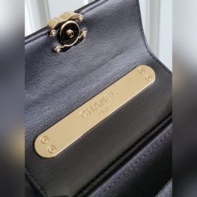 CHANEL 22a маленькая сумка с бледно-золотой застежкой Кожа ягненк