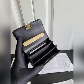 CHANEL 22a маленькая сумка с бледно-золотой застежкой Кожа ягненк